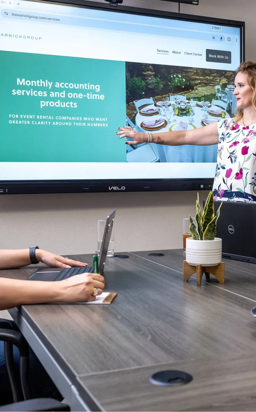 A presenter using Veld Board in an office meeting